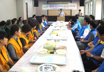 ▲ 초록우산 어린이재단 대전종합사회복지관(관장 유미)은 8일 복지관 세미나룸에서 사랑의 송편나누기 행사를 가졌다.  이날 빚은 송편은 지역 내 독거노인과 저소득가정 100세대에 전달해 소외된 이웃들이 따뜻한 추석을 맞이할 수 있도록 했다. 