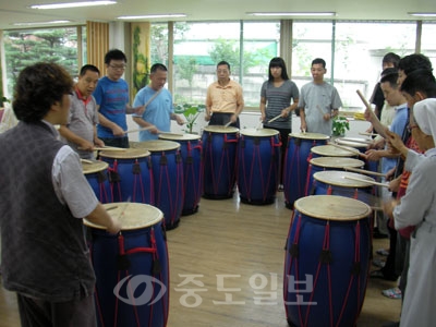 ▲ 지난 9일 대전 동구 자양동의 한 지적장애인 생활시설에서 선보인 배달강좌제 ‘사물놀이ㆍ난타’ 프로그램.