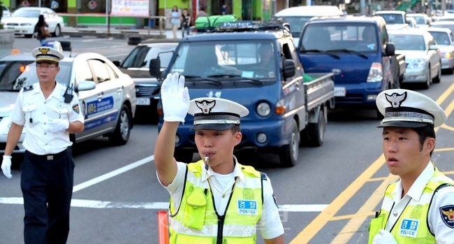 ▲ 퇴근길 날벼락  전국적으로 정전이 일어난 15일 중구 오류동 인근 신호등이 정전으로 꺼져 퇴근길 극심한 정체를 빚자 중부경찰서 소속경찰들이 수신호로 교통통제를 하고 있다. 이날 대전지역에는 66개의 신호등이 정전으로 꺼졌다.
<br /> 손인중 기자 dlswnd98@