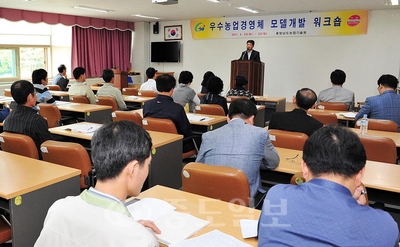 ▲ 지난 20일부터 22일까지 농업기술원에서 열린 우수농업경영체 모델개발 워크숍에 도내 농업인 80여 명이 참여해 전문가의 특강을 듣고 있다.