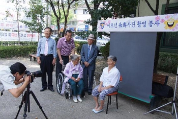 ▲ 유길선 월평1동 치안센터장은 자신이 배운 사진기술을 직접 활용해 지역 노인들에게 무료로 장수사진 및 영정사진을 찍어주는 등 능력환원의 귀감이 되고 있다.