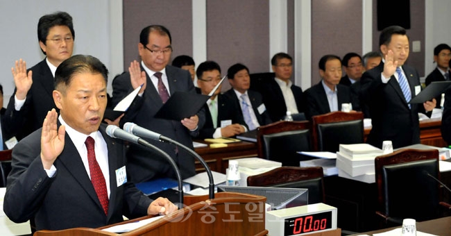 ▲ 22일 한국수자원공사에서 열린 국회 국토해양위의 국정감사장에서 김건호 한국수자원공사 사장이 의원들의 질의에 성실히 답변할것을 선서하고 있다. /손인중 기자 dlswnd98@