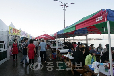 ▲ 제11회 홍원항 자연산 전어·꽃게축제가 지난 24일 서천군 서면 홍원항에서 개막식을 갖고 14일간의 본격적인 일정에 들어갔다.