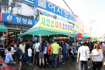 ▲ 태안군 안면읍 백사장항에서 열리는 대하축제장을 찾은 관광객들.