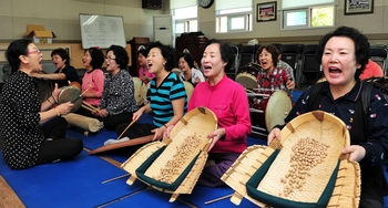 ▲ 대전시 대표로 전국주민자치센터 경연대회에 참가하는 강변사물반 회원들이 퓨전 사물놀이를 연습하고 있다.