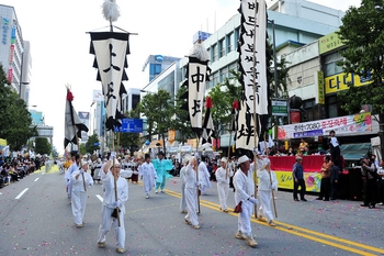 ▲ 중구 유천동 버드내보싸움놀이패가 27일 광주 동구의 충장축제서 퍼레이드를 벌이고 있다.