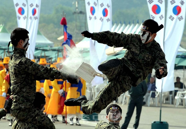 ▲ 2011계룡군문화축제가 5일 계룡대 일원에서 개최된 가운데 식전공연으로 특공대원들이 격파시범을 보이고 있다. 계룡=손인중 기자 dlswnd98@