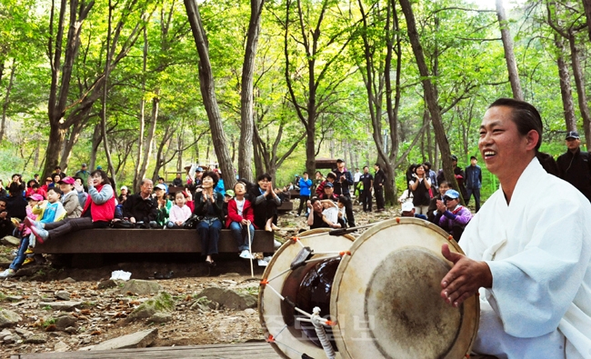 ▲ '풍류 가을속으로'라는 주제로 계족산 숲속음악회가 8일 대전시 대덕구 장동산림욕장에서 열려 산행에 나선 시민들의 시선을 사로잡고 있다.이민희 기자