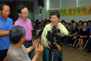 ▲ 대전시청 사진동우회 회원들이 지난 8일 오전 대전산내복지관 회의실에서 독거노인을 대상으로 장수사진 촬영 봉사활동을 하고 있다.