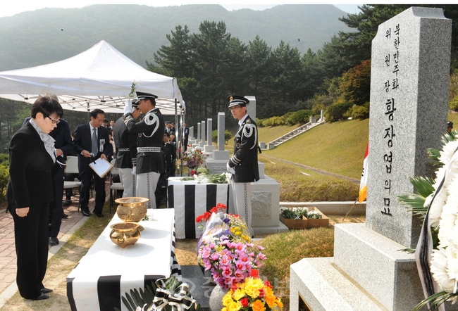 ▲ 11일 대전국립현충원에서 황장엽 전 비서의 수양딸인 김숙향(황장엽민주주의건설위원회)대표가 황 전 비서 서거 1주기 참배식에서 묵념하고 있다.김상구 기자 ttiger39@