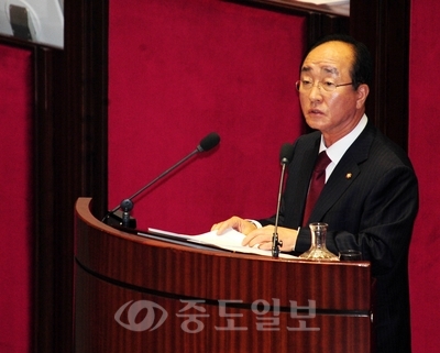 ▲ 자유선진당 심대평 대표가 11일 오전 서울 여의도 국회에서 열린 본회의에서 비교섭단체 대표연설을 하고 있다. [뉴시스 제공]