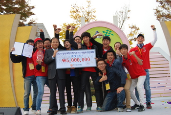 ▲ '전국 대학생 하이브리드 자동차 경진대회'에서 종합 1위를 차지한 한국기술교육대의 드리븐팀이 수상 직후 환호하고 있다.