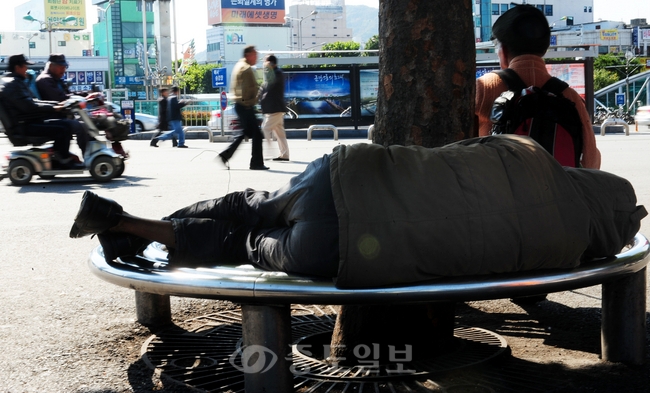 ▲ 최근 기온이 급감하고 있는 상황속에 길거리에서 잠든 노숙자와 취객들에 대한 관심이 요구되고 있다. 17일 대전역 인근에서 한 노숙자가 쌀쌀한 날씨속에 잠자고 있지만 누구도 관심을 기울이지 않고 있다.이민희 기자 photomin@