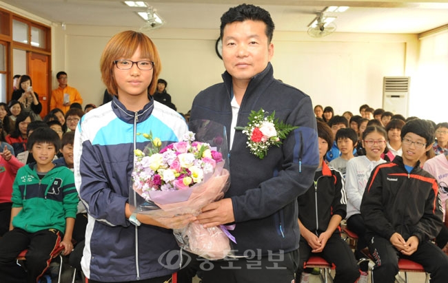 ▲ 17일 오후 대전 대덕구 대화동 대화초등학교에서 대한 육상 경기연맹에서 주관하는 학교 스포츠 프로그램(육상경기)에 참여한 바르셀로나 올림픽 영웅 황영조씨가 대화초등학교 학생들의 환영의 꽃다발을 받고 포즈를 취하고 있다. 김상구 기자 ttiger39@