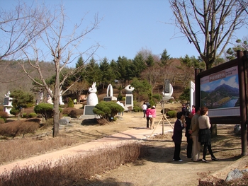 ▲ 뿌리공원 성씨 조형물