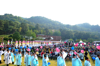 ▲ 지난 7일부터 3일간 침산동 뿌리공원에서 열린 '효문화 뿌리축제 문중 퍼레이드 모습. [중구청 사진제공]
<br />