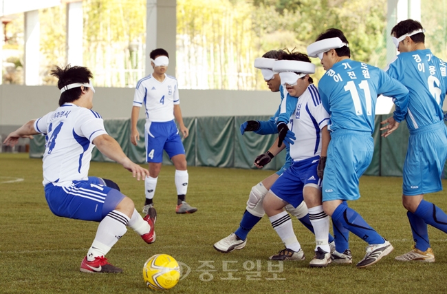 ▲ 남자 5인제 시각 축구 전맹부경기가 열린 창원축구센터에서 선수들이 치열한 볼 다툼을 벌이고 있다. [사진제공=대한장애인체육회]