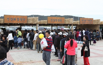 ▲ 축제 관람객들에게 추억의 향수를 이끌어 내고 있는 6070장터 마당. 