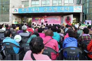 ▲ 초록우산 어린이재단 대전종합사회복지관은 지역 주민이 한데 어우러지는 '비래가족 한마음축제'를 성황리에 마쳤다. ▲ 초록우산 어린이재단 대전종합사회복지관은 지역 주민이 한데 어우러지는 '비래가족 한마음축제'를 성황리에 마쳤다.