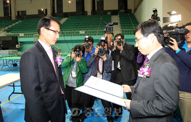 한나라당 이완섭 후보가 27일 오전 시장으로 당선된 직후 서산농업민문화체육센터에서 김용철 서산시선거관리위원장으로부터 당선증을 받고 있다. 