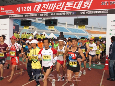 ▲ 한밭종합운동장과 대전 동구 산내 일원에서 진행된 대전마라톤 대회에 참가한 전국 마라톤 동호인들이 힘찬 출발을 하고 있다. 