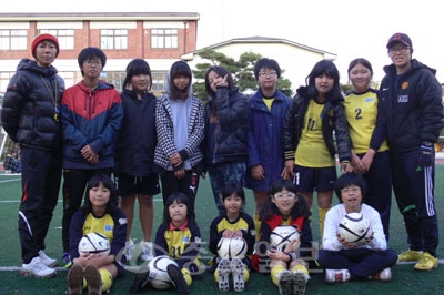 ▲ 축구 유망주를 발굴하고 키우는 것도 중요하지만 아이들의 인성교육과 정서 함양에도 힘쓰고 있다는 홍기선 코치의 바람대로 '서구FC 유소녀 축구클럽' 단원들의 표정이나 표현방식이 예전보다 훨씬 더 밝아졌고, 적극적으로 변했다고 한다.