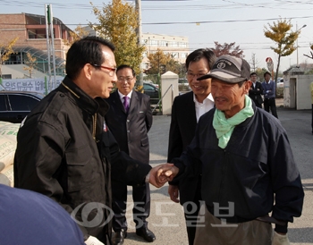 ▲ 건조벼 첫 수매가 있던 3일 이완섭 시장이 석림동 농협창고를 찾아 농민들과 대화를 나누고 있다.