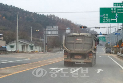 ▲ 금산읍 신대리 삼풍로 삼거리가 사고위험지역으로 전락해 대책이 요구되고 있다. 1차선에서 금산읍 방향 2차선으로 진행하는 차량이 과속하고 있다.