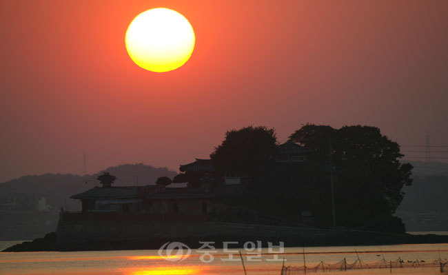 ▲ 물이 들어오면 섬이 되고 물이 빠지면 뭍이 되는 바위섬, 서산 간월도 간월암에 붉게물든 석양이 지고 있다.