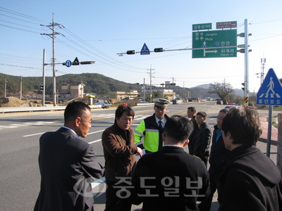 ▲ 본보의 보도와 관련, 금산경찰서, 도로교통공단, 논산국도 관계자들이 삼풍삼거리에 대한 안전진단을 실시했다.