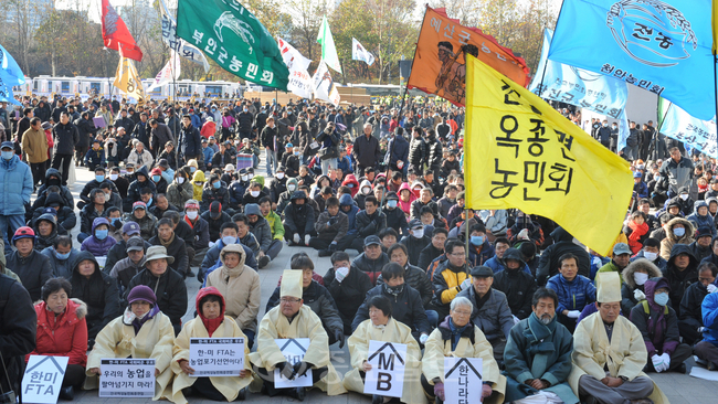 ▲ 전국 농민회총연맹 등 농민단체의 주최로 24일 오후 서울 시청 광장에서 열린 한·미 FTA 날치기 국회 비준 무효화와 정부 여당 심판 범국민대회'에서 농민 대표들이 상복을 입고 시위에 참여하고 있다.서울광장=김상구 기자 ttiger39@
<br /> 