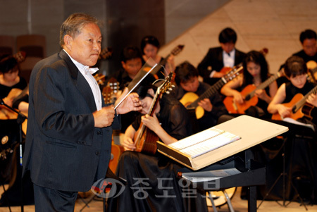 ▲ 나이도, 직업도 다르지만 클래식기타를 사랑하는 마음으로 모두가 함께 하고 있다고 자랑하는 송경수 원장. 학생, 교사, 의사, 연구원 등 20여 명의 단원들은 매주 화요일 저녁 송 원장의 음악원에서 만나 합주 연습도 하면서 친목도 다지고 있다. 사진은 지휘하고 있는 송 원장.