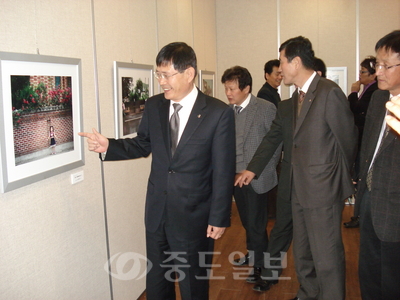 ▲ 박동철 군수가 김정실 농협금산군지부장과 함께 전시작품을 둘러보고 있다.  