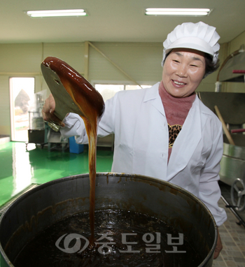 ▲ '서산명가조청' 최영자 대표가 걸쭉한 조청을 주걱으로 떠 보이고 있다.