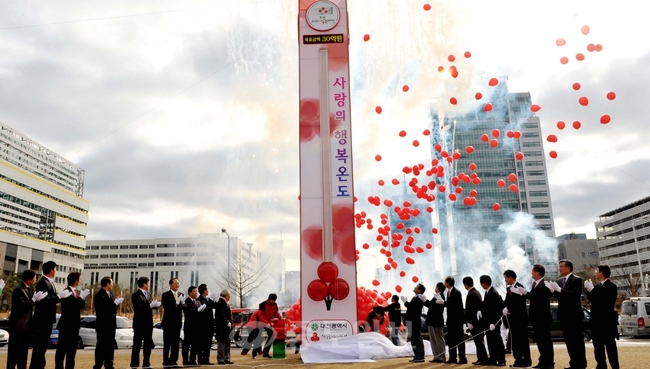 ▲ 희망 2012 나눔캠페인 사랑의 온도탑 제막식이 1일 오후 대전시청 남문광장에서 열려 염홍철 시장을 비롯한 참석자들이 박수를 치고 있다. 손인중 기자