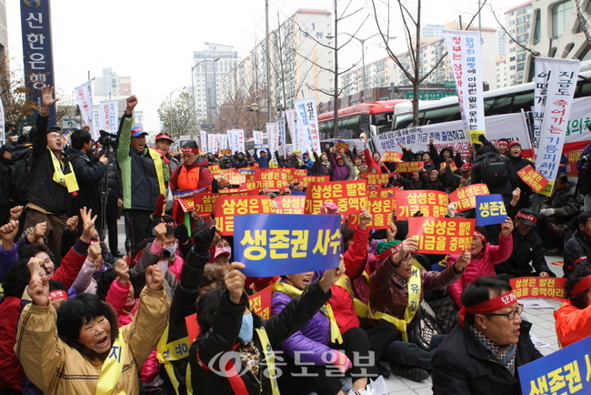 ▲ 서해안유류피해민연합회(회장 국응복)와 피해주민 5000여 명은 7일 오후 1시부터 5시까지 삼성전자 본관과 과천정부청사 앞에서 삼성 출연금 증액과 정부의 역할을 촉구하는 서해안유류피해민 4주년 총궐기대회를 가졌다.[사진제공=태안군청]  