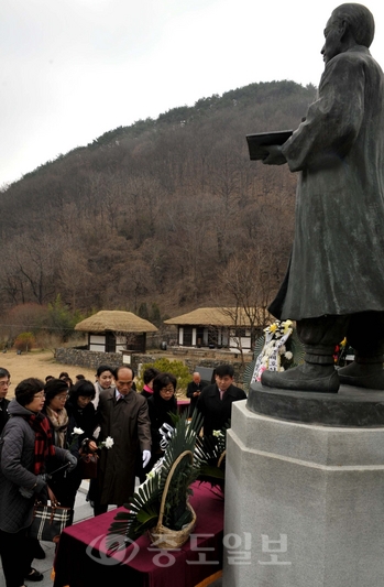 ▲  단재 신채호 선생 탄신 131주년 기념 헌화식이 8일 오전 중구 어남동 신채호 선생 생가지에서 열려 참석자들이 헌화하고 있다. 손인중 기자 dlswnd98@