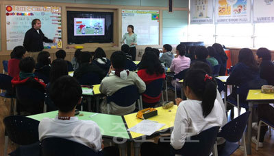 ▲초등영어 선도학교에서 원어민 교사와 수업하는 학생들.