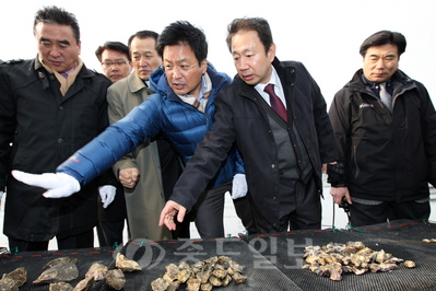 ▲ 농림수산식품부는 14일 오전 11시 태안군 이원방조제 인근 이원지구에서 갯벌참굴 시범사업 기념행사를 가졌다.