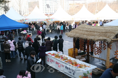 ▲ 영동곶감축제가 16일부터 3일간 난계국악당 일원에서 열린다. 사진은 지난해 축제 모습.