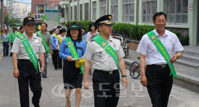 ▲ 경찰, 녹색어머니회, 아동보호협회 등으로 구성된' 꿈나무 지킴이'가 대전 내동초등학교 주변을 순찰하는 모습.