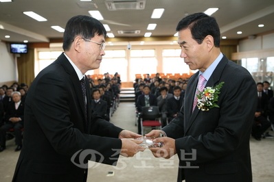 박동철 군수가 27일 이임하는 고영희 부군수에게 공로패를 전달하고 있다. 