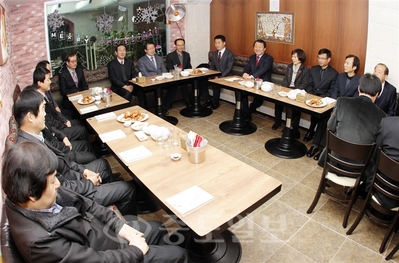 염홍철 시장이 지난 26일 공직생활 30년을 맞은 직원들과 '호프데이'를 가졌다.