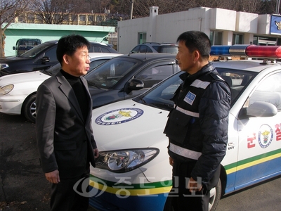 ▲  조한수 성남면장<사진 왼쪽>이 지역민의 안전을 위해 애쓰고 있는 남신우 성남자율방범대장에게 감사의 말을 전하고 있다.