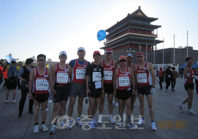 ▲ 10km, 20km, 30km 고비마다 포기하고 싶은 유혹에 흔들리지만 함께 뛰고 있는 동료들을 보면서 힘을 얻고, 그 힘으로 끝까지 뛰고 있다는 ‘대전 용띠 달리미 모임’ 회원들. 정기모임뿐 아니라 산행도 함께 하고 있는데, 함께 하면 더 큰 힘을 낼 수 있다는 걸 새해엔 모두가 느끼고 실천할 수 있기를 바란다. 