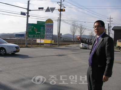 ▲  김달제 수신면장이 최근 물류센터를 진출입하는 화물차량으로 교통사고 위험이 큰 속창삼거리를 둘러보고 있다.