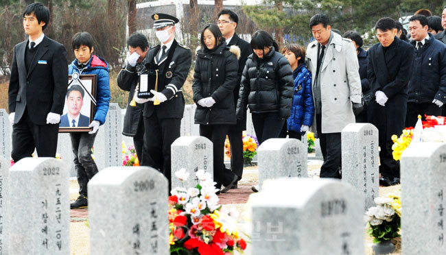 ▲ 서해에서 불법조업하던 중국어선을 단속하다 순직한 고 이청호 경사의 안장식이 3일 국립대전현충원에서 열려 고인의 영정과 운구행렬이 묘역으로 들어서고 있다.이민희 기자 photomin@