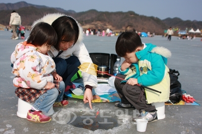 ▲ 겨울축제가 열리는 대청호 안터마을에서 가족이 빙어낚시를 즐기고 있다.