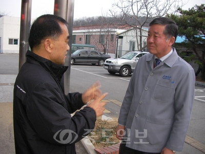 ▲  전진흥 광덕면장<사진 오른쪽>이 현석원 광덕이장단협의회장과 함께 마을 발전 방안 등을 논의하고 있다.