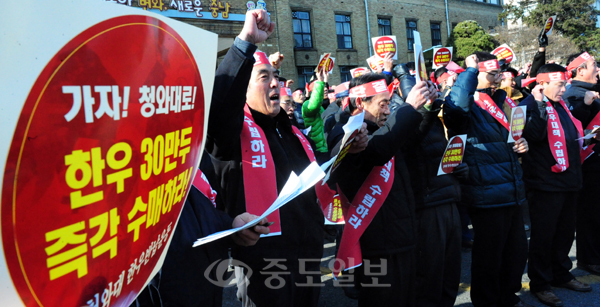 ▲ 대전·충남 지역 한우 축산농가 농민들이 5일 충남도청 앞에서 기자회견을 갖고 한우값 폭락에 대한 대책을 요구하는 구호를 외치고 있다.이민희 기자 photomin@